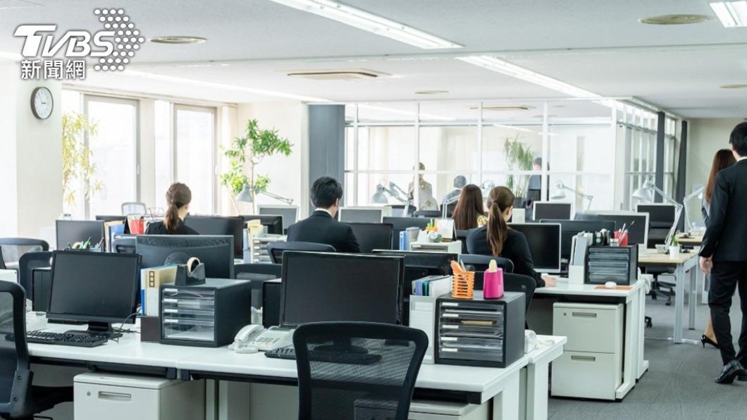 許多民間企業會比照政府行政機關出勤。（示意圖／shutterstock達志影像）