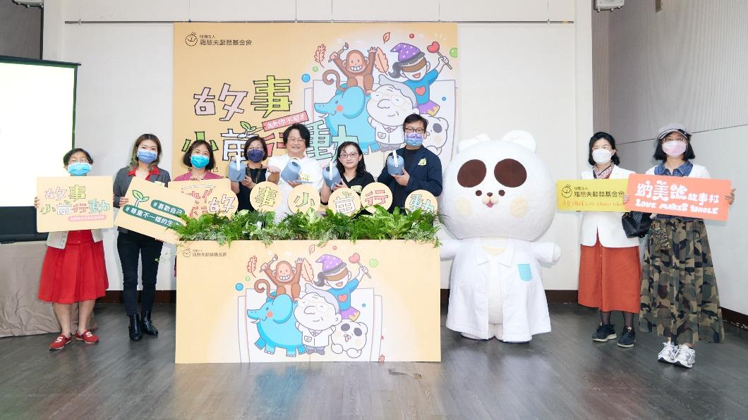 趙自強擔任愛心大使為顱顏患童發聲,並與基金會執行長陳依伶、說故事志工一同合照。(圖/羅慧夫顱顏基金會提供)