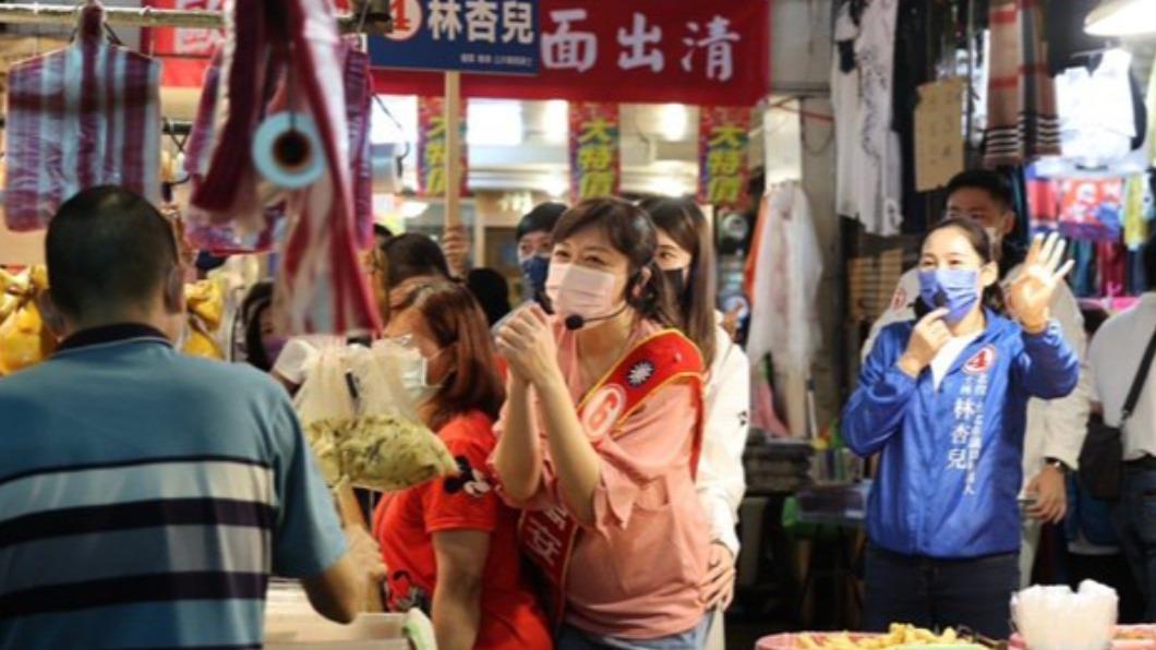 蔣萬安妻代夫出征！挺6月肚拜票　支持者喊「不要拉手」