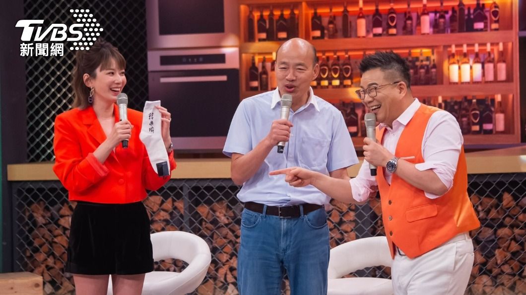 韓國瑜(中)與兩位主持人相談甚歡。(圖/TVBS)