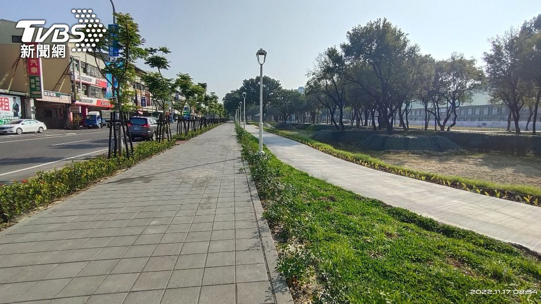 靠近建國路的綠籬和圍牆已經拆除,並鋪上人行道,民眾可以近距離親近營區