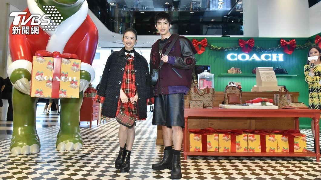 林依晨、曾敬驊出席COACH HOLIDAY系列快閃店活動。(圖/梁恩誌攝)