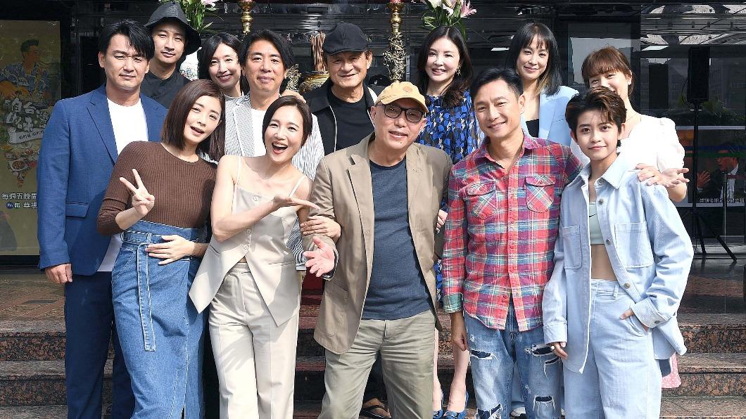 《婚姻結業式2》舉辦開鏡儀式,鄧安寧與眾演員合照。(圖/華視提供)