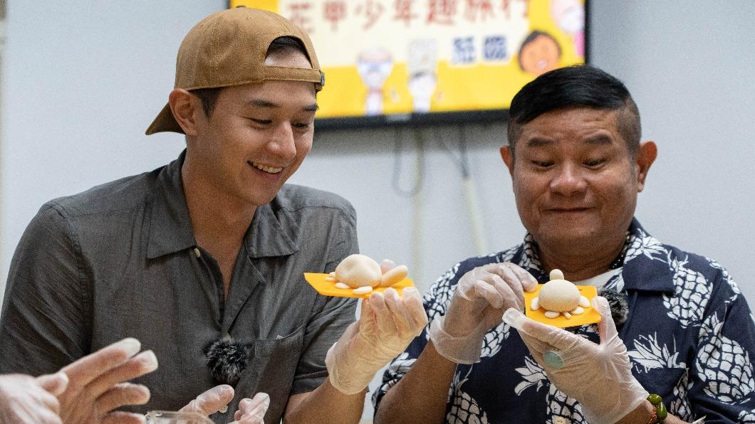 張軒睿、許效舜體驗DIY。（圖／東森提供）