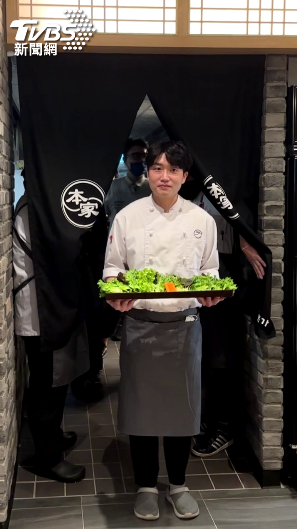 小金主廚為了「本家BORNGA韓式燒肉」台灣首間店面開幕來台間監督。(圖/葉韋辰攝)