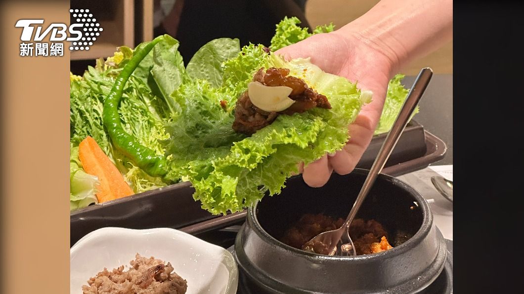 烤好的肉片加上1~3種生菜與「本家特製海鮮包醬」一同享用。。(圖/葉韋辰攝)