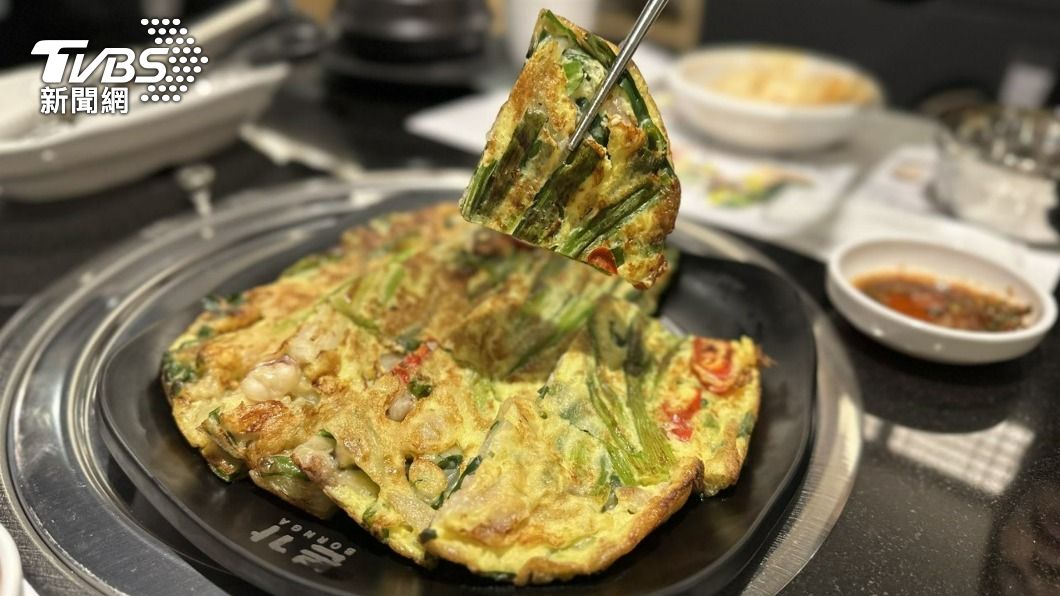 「本家BORNGA韓式燒肉」海鮮煎餅是走釜山風格,較為濕潤軟嫩。(圖/葉韋辰攝)