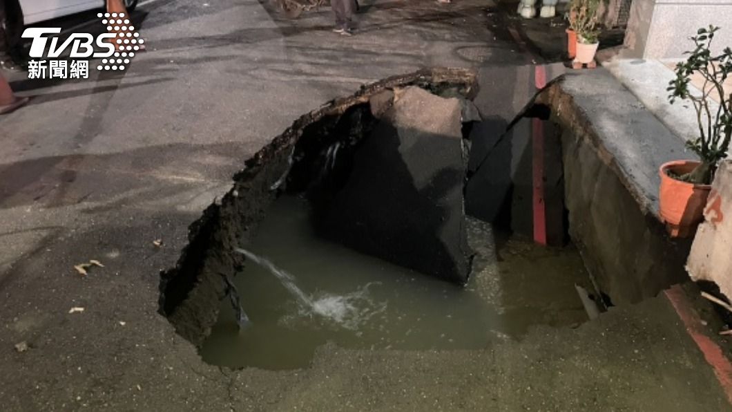 高雄前金地下水管破現6公尺坑洞　警拉封鎖線提醒