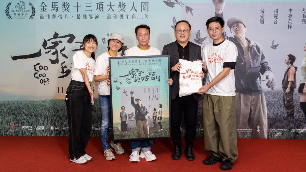 左起李夢苡樺、楊麗音、游安順、高雄市史哲、導演詹京霖。(圖/台北双喜電影提供)
