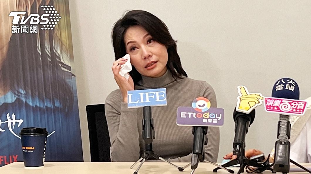 丁寧淚崩了!目睹狼爸「手伸進女兒制服摸胸」 後悔成為幫兇