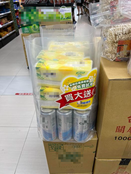 啤酒+衛生紙,簡直是失戀時必備的好夥伴。(圖/翻攝自路上觀察學院臉書)