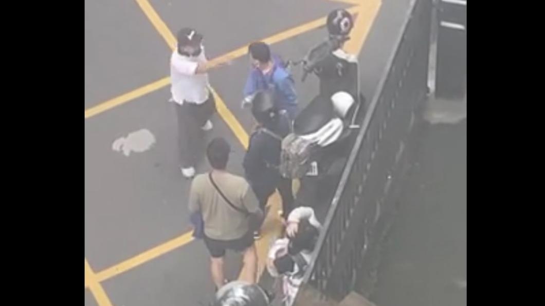 見義勇的路人上前制止。(圖/翻攝Dcard)