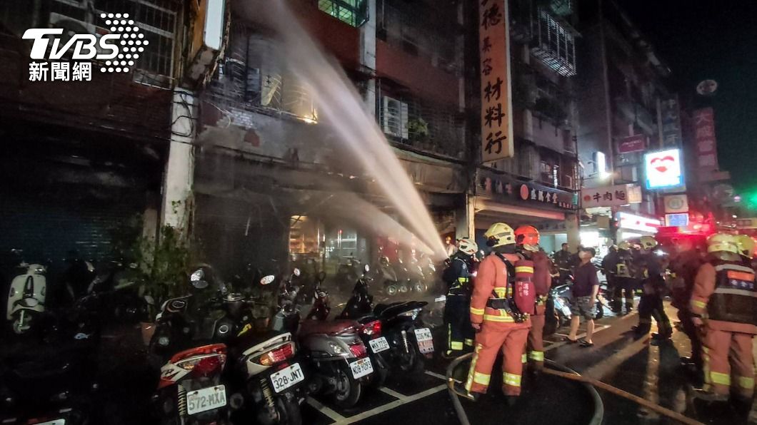 警消人員射水灌救。(圖/TVBS)