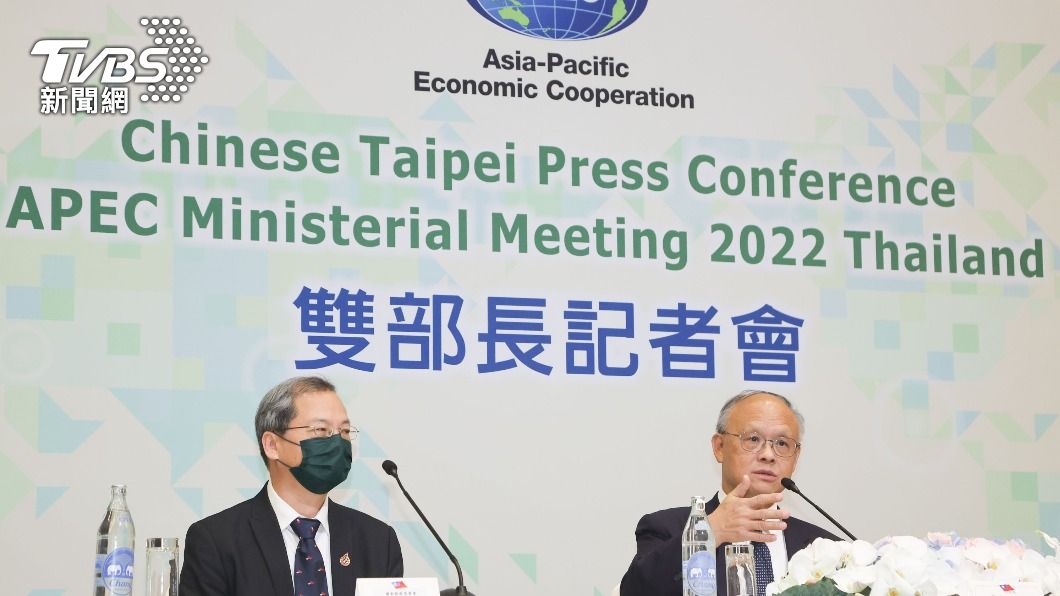 國發會主委龔明鑫（左）、行政院政務委員鄧振中（右）代表台灣出席APEC雙部長會議。（圖／中央社）