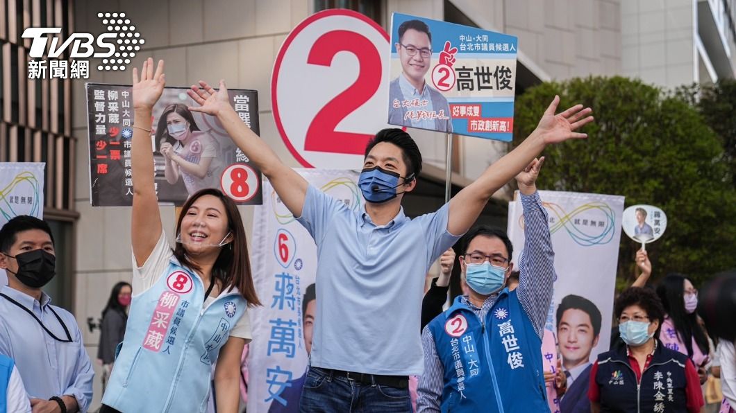 蔣萬安今日一早在南京東路與松江路口向往來人車拜票爭取支持。(圖/蔣萬安競選辦公室提供)
