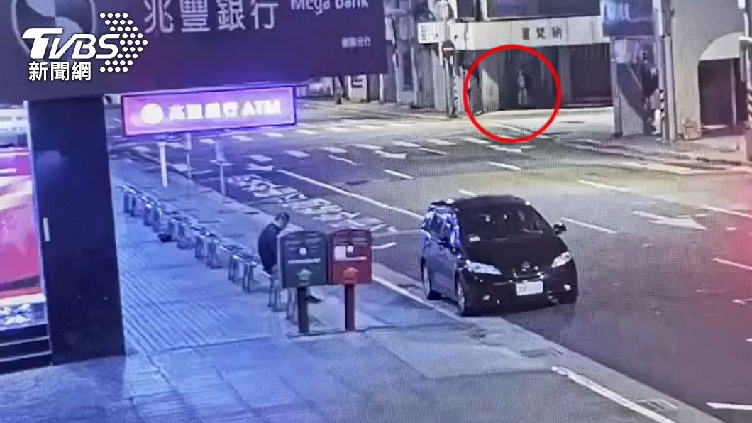 顏男僅穿女性大衣,一見到人車經過就敞開大衣露出生殖器。(圖/TVBS)