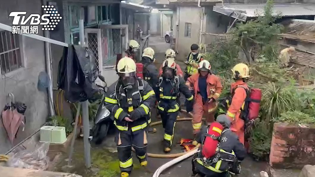深坑民宅驚傳瓦斯氣爆,大批消防人員到場搶救。(圖/TVBS)