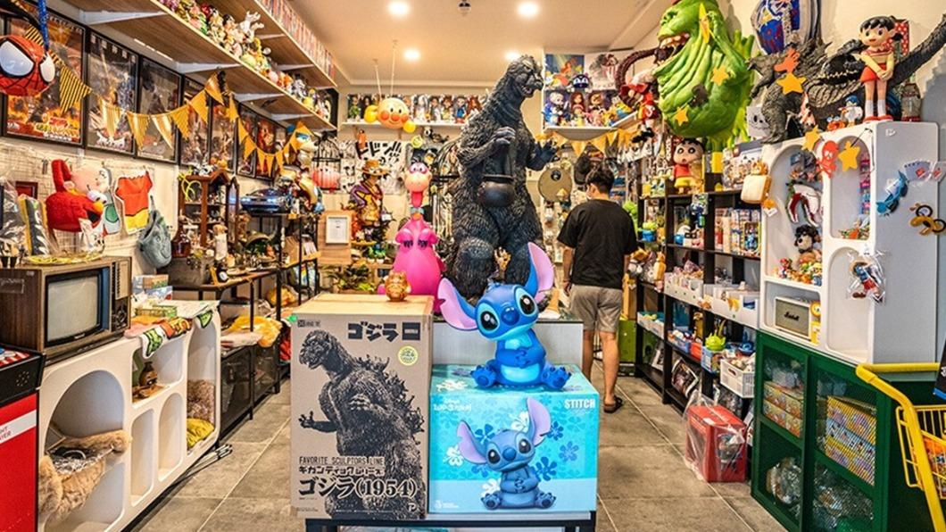 店內滿滿的玩具公仔,都是老闆與闆娘多年的收藏。(圖/虎麗笑嗨嗨提供)