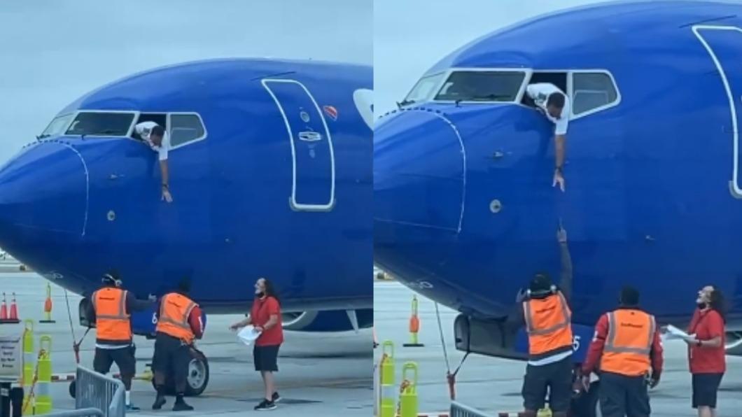 3名工作人員聚集在駕駛艙下方。（圖／翻攝自Southwest Airlines 推特 @SouthwestAir）