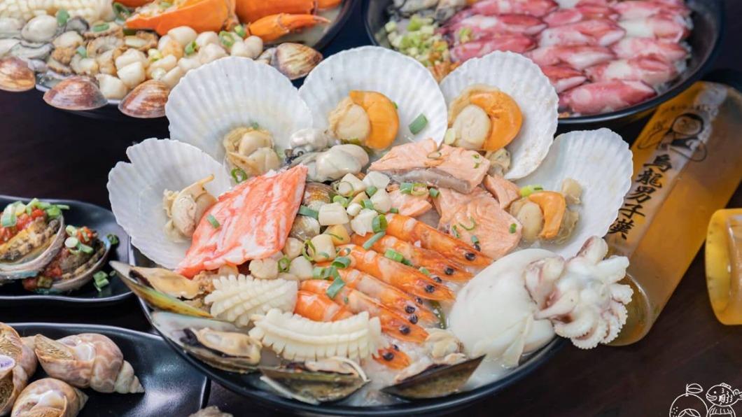 「八仙過海」把11種海味通通塞進整碗粥裡。（圖／柚香魚子醬的蹦蹦跳跳提供）