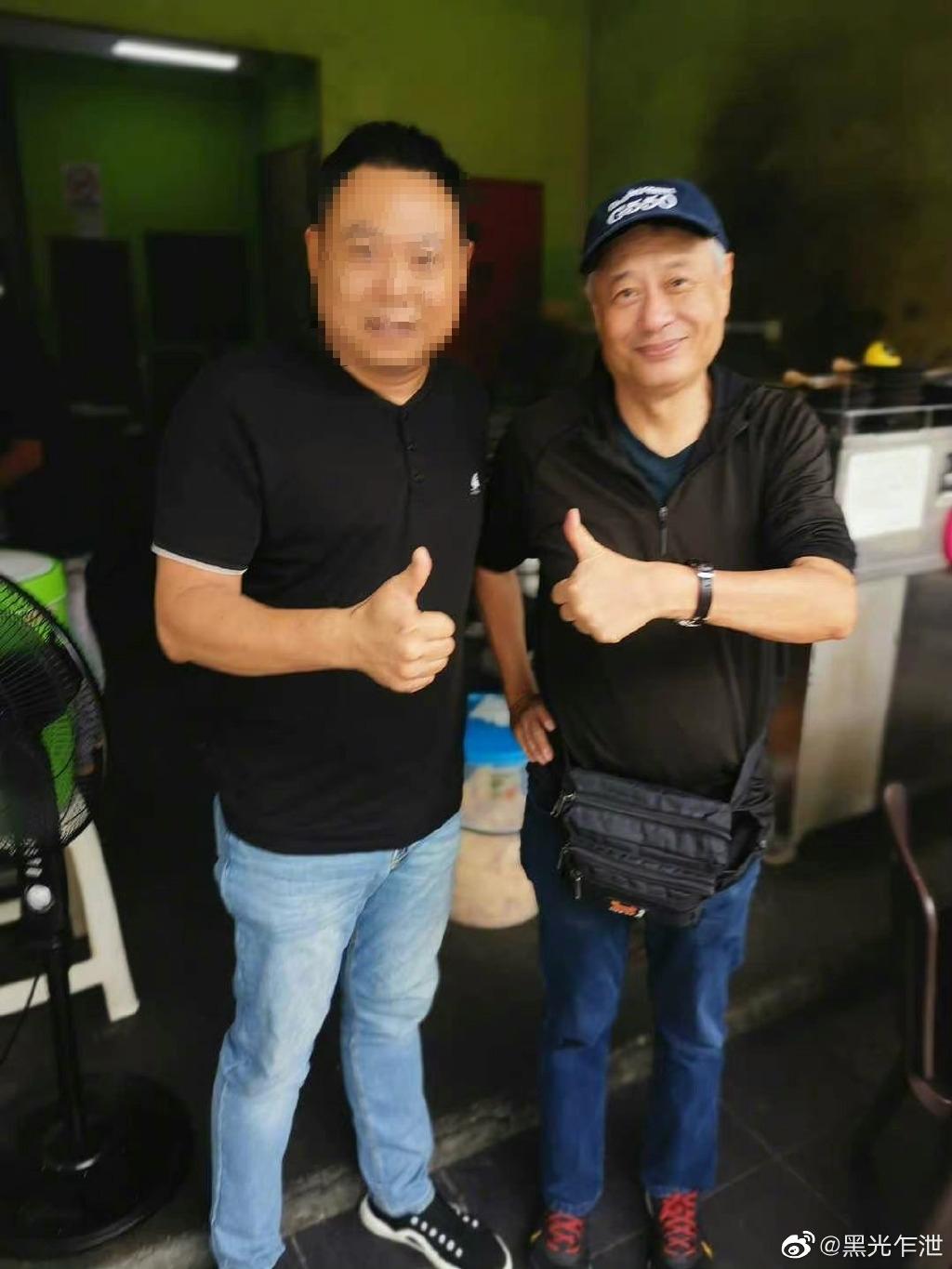 李安親民的與路人合影。(圖/翻攝自黑光乍現微博)