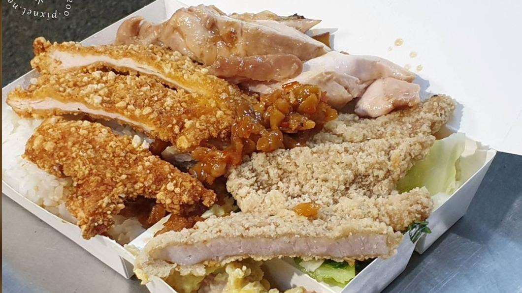 雞排吃起來外脆肉扎實，排骨外層酥香。（圖／米寶麻幸福滿載提供）