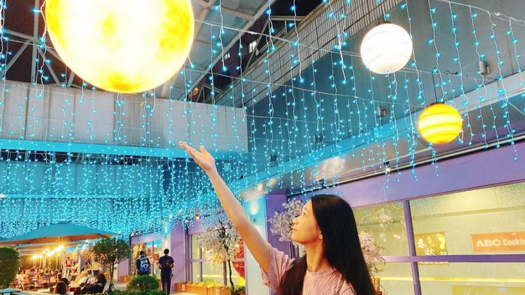 板橋車站店有超美「奇幻星球海」,夜晚看來就像梵谷筆下的星空一樣。(圖/Global Mall提供)