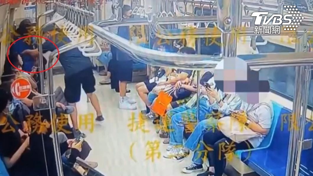 老翁伸手對男童施暴。(圖/TVBS)
