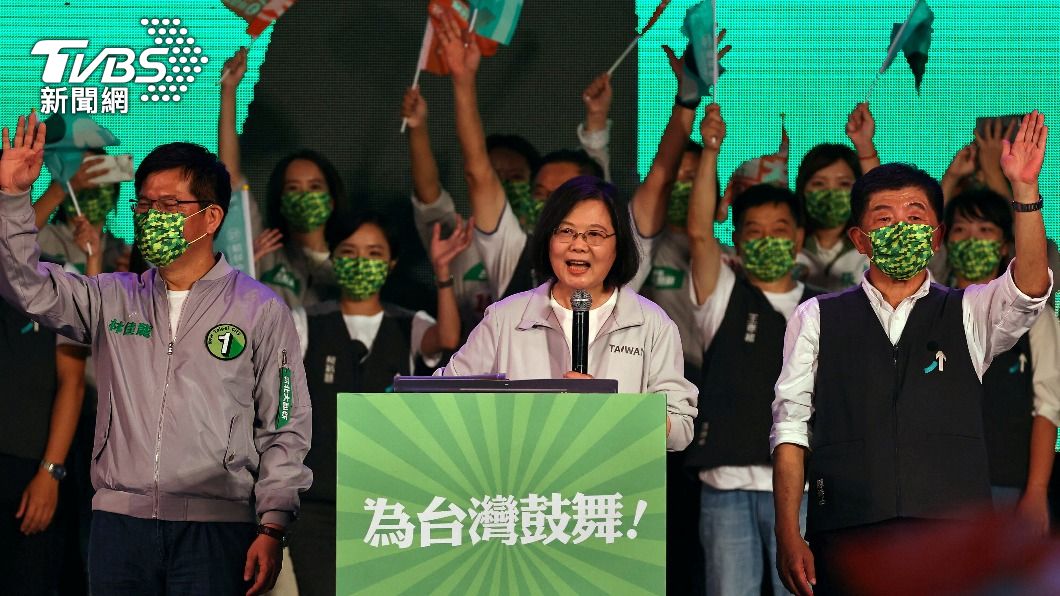 總統蔡英文日前出席造勢活動,為黨內候選人輔選。(圖/達志影像路透社)