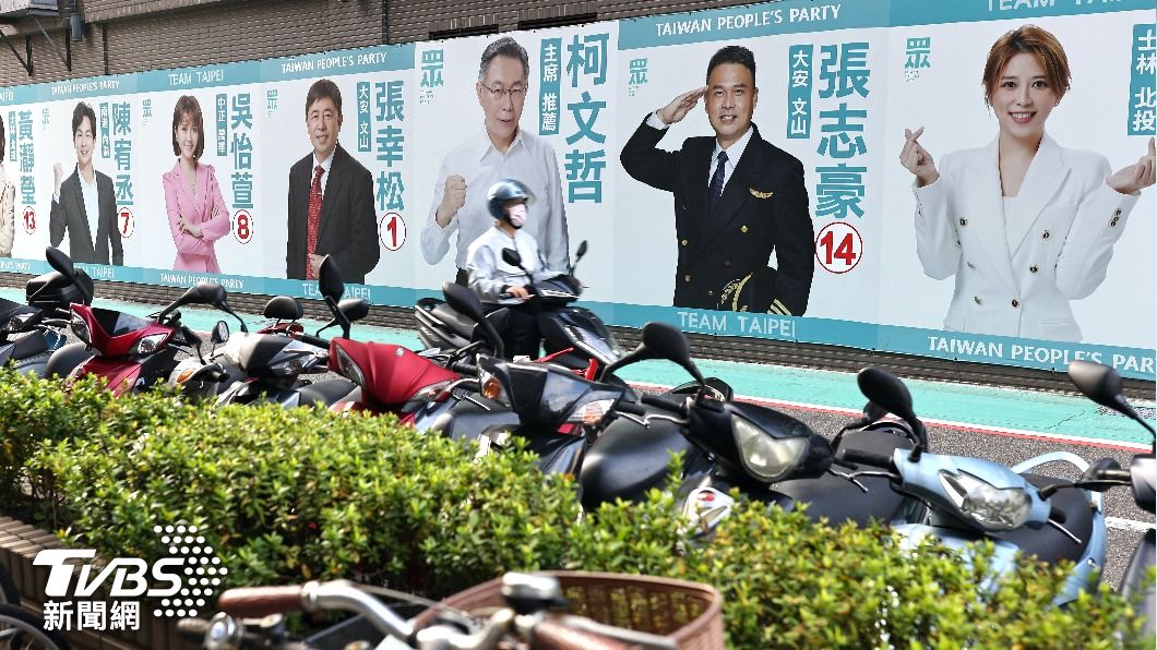 街道上貼滿候選人海報。(圖/達志影像路透社)