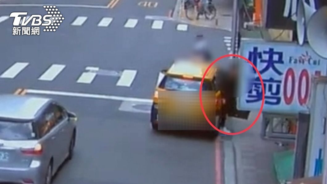 梁男搭乘計程車逃離現場。(圖/TVBS)