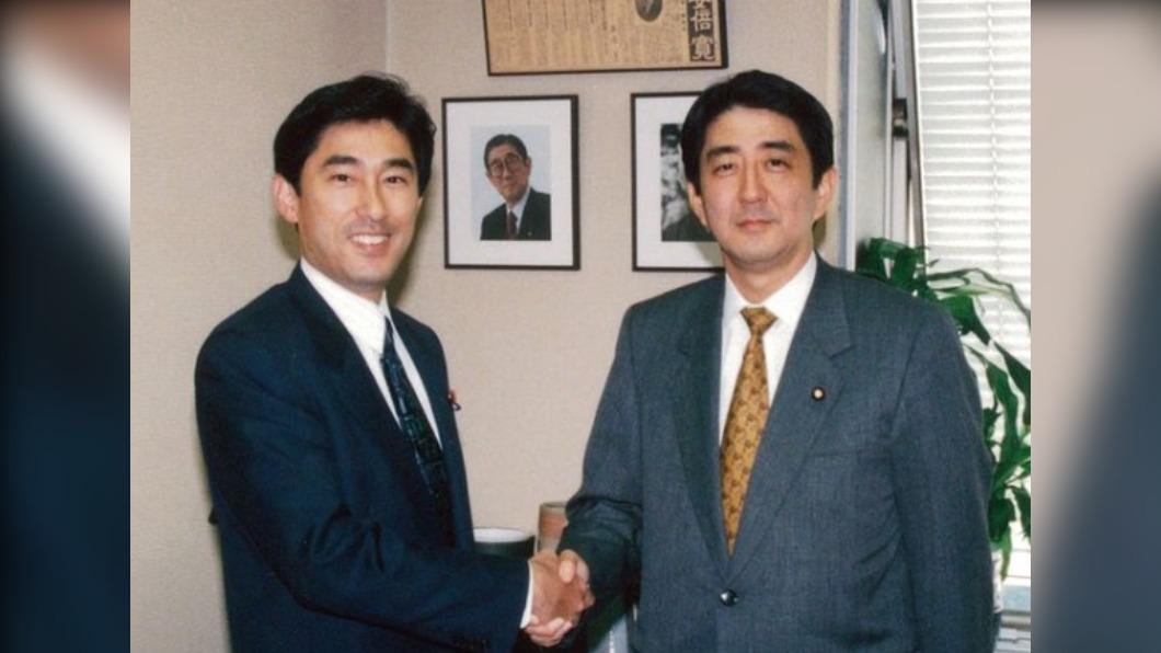安倍晉三過世時，岸田文雄曾在社群上PO出他與安倍年輕時的照片。照片中左為岸田文雄，右為安倍晉三。（圖／翻攝自岸田文雄IG）