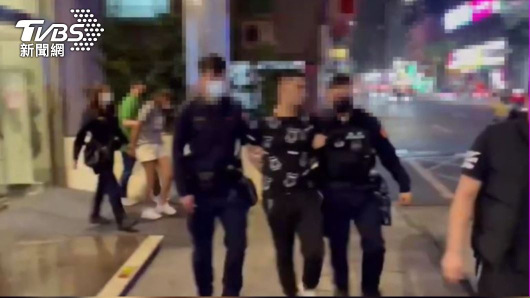 兩名嫌犯遭警方上銬帶上警車。(圖/TVBS)