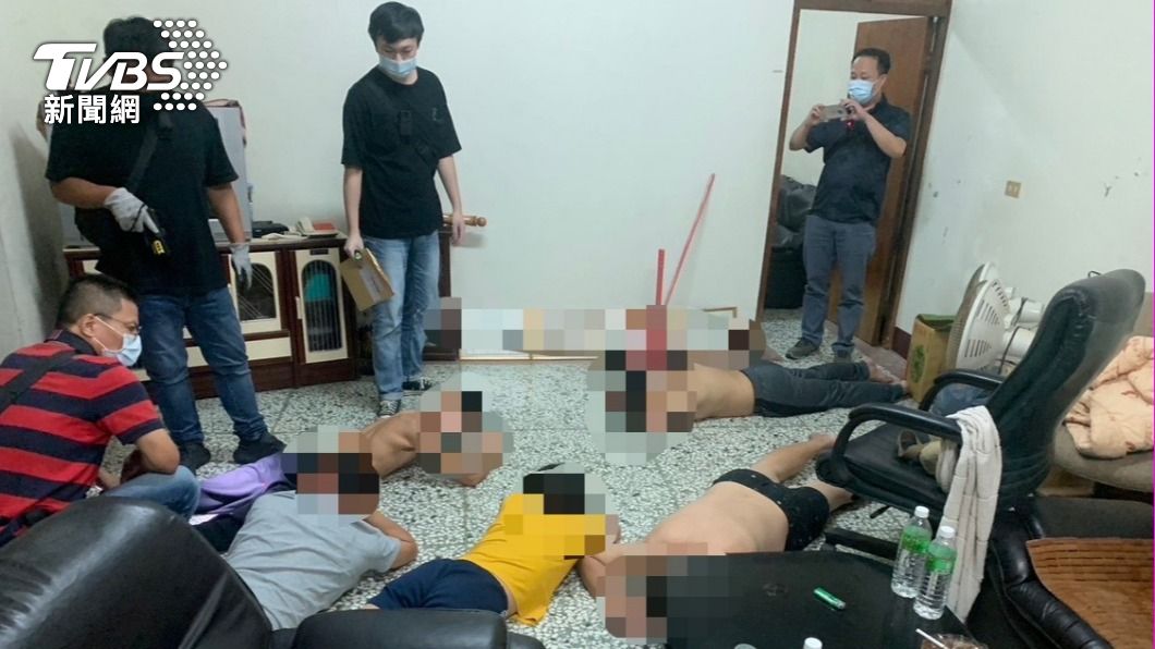 警方逮捕7名詐騙集團成員。（圖／TVBS）