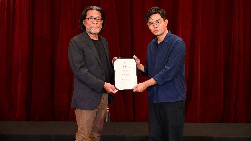 《一家子兒咕咕叫》導演詹京霖於金馬主席李屏賓手上拿下獎狀。（圖／金馬執委會提供）