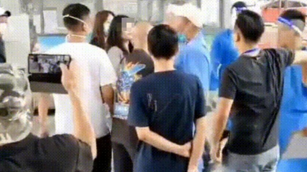從影片發現,灰衣女疑似動粗在先。(圖/翻攝自微博)