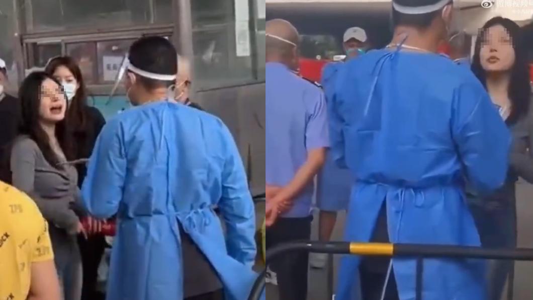 不少網友認為灰衣女應當受罰,但也有網友質疑相關人員執法過當。(圖/翻攝自微博)