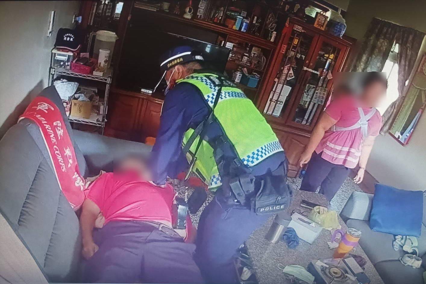 父親中風倒地 上班兒子電話向警求助 臺西警協助老翁送醫