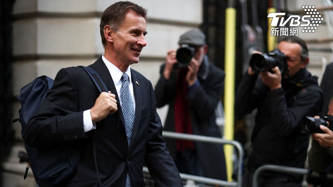 英國財政大臣杭特發布秋季預算案,宣布將增稅數百億英鎊,並減少開支。(圖/達志影像路透社)