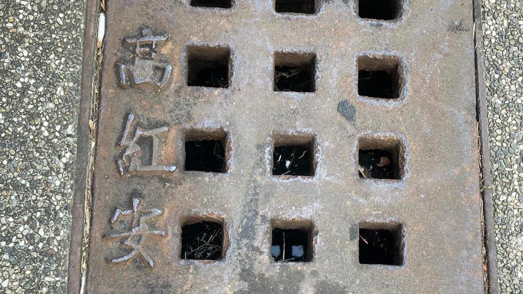 高雄水溝蓋驚見「高紅安」！他喊：整條街都是　原因曝光