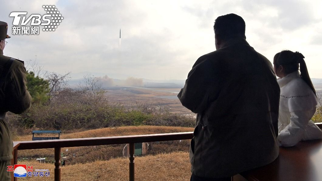 金正恩背影充滿著父愛。(圖/達志影像路透)