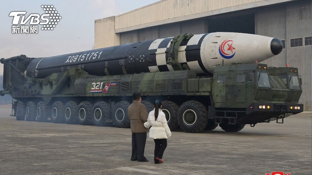 金正恩到哪都不放手,緊牽著女兒。(圖/達志影像路透)