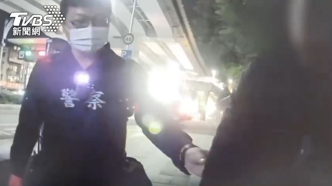 騎士違反公共危險罪，還頻頻向警方道歉請求原諒。（圖／TVBS）