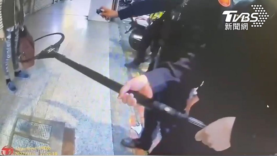 無視下班車潮闖紅燈遭開單!無業男當街揮刀 警出動月牙棒
