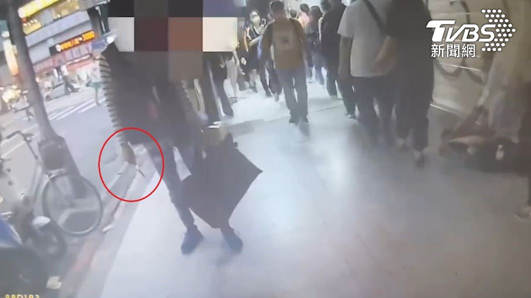李男不滿闖紅燈遭開單,當街亮刀挑釁警員。(圖/TVBS)