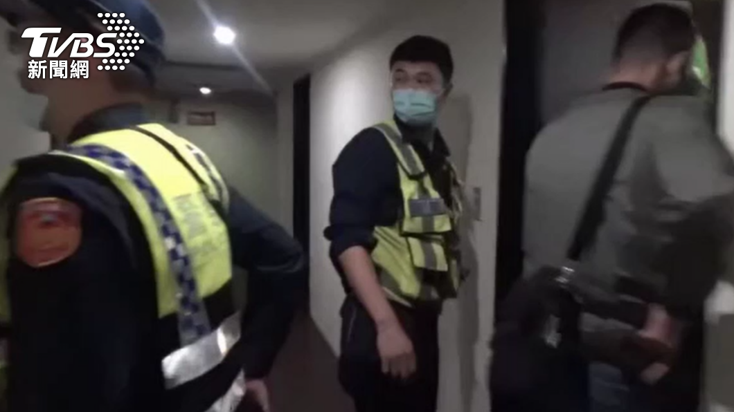 警方破門進入旅館內。(圖/TVBS)