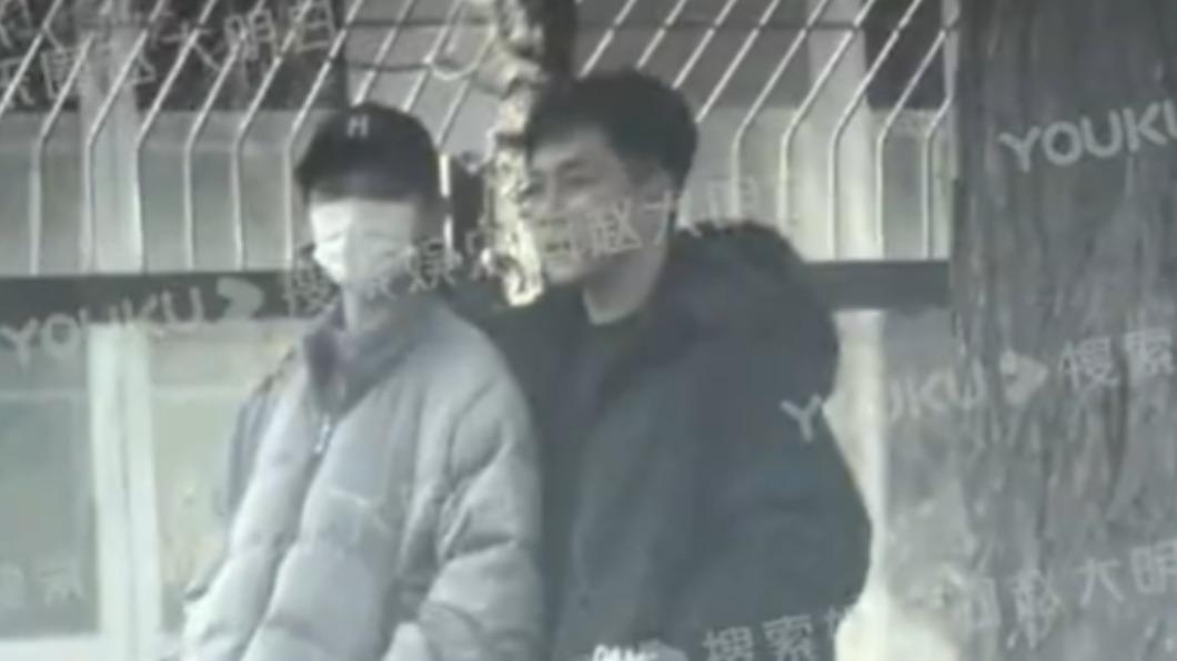 劉愷威擁著李曉峰做核酸。(圖/翻攝自「娛超人」微博)