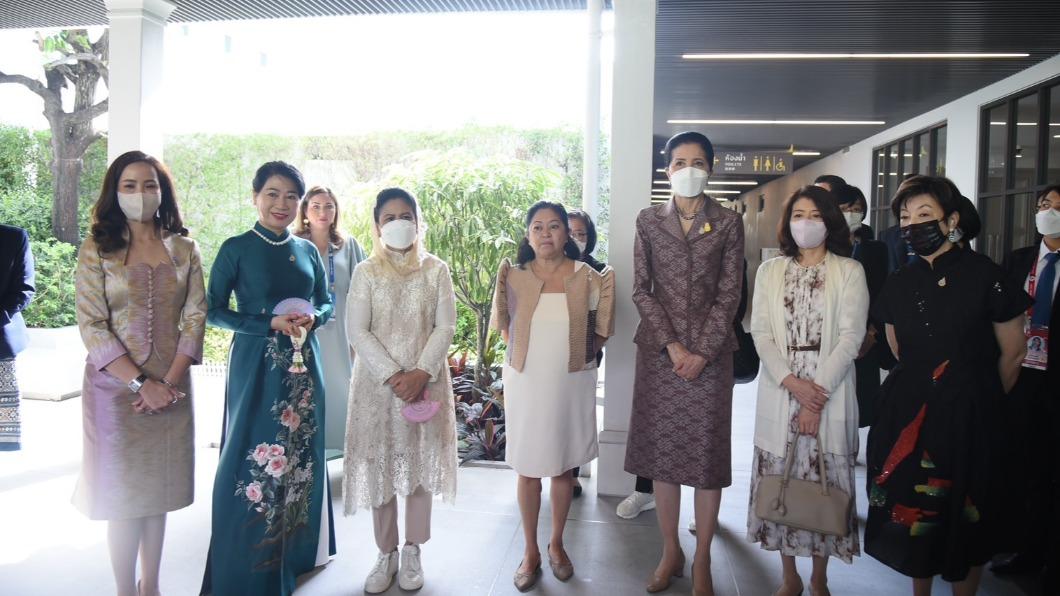 張忠謀夫人張淑芬(右1)。(圖/翻攝自APEC 2022 Thailand臉書)