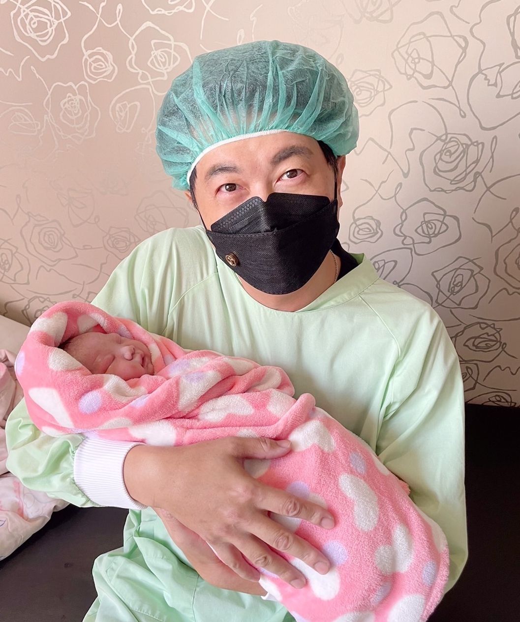 吳皓昇一聽到女兒哭聲,就感動到眼淚直流。(圖/民視提供)