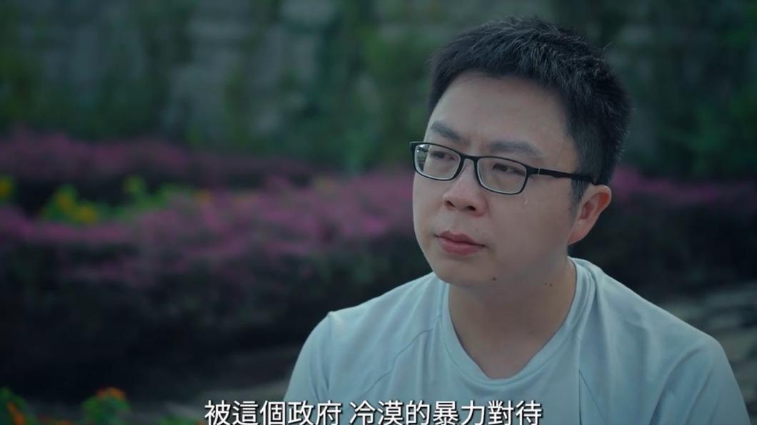 恩恩爸在影片中哽咽落淚。(圖/翻攝自恩恩爸臉書)
